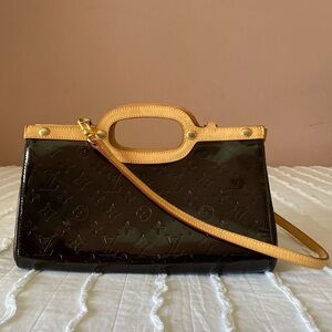 Louis Vuitton Monogram Vernis Roxbury Drive hand/short crossbody bag.